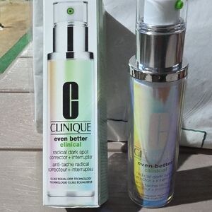 Clinique Even Better Clinical Serum - Silver and White